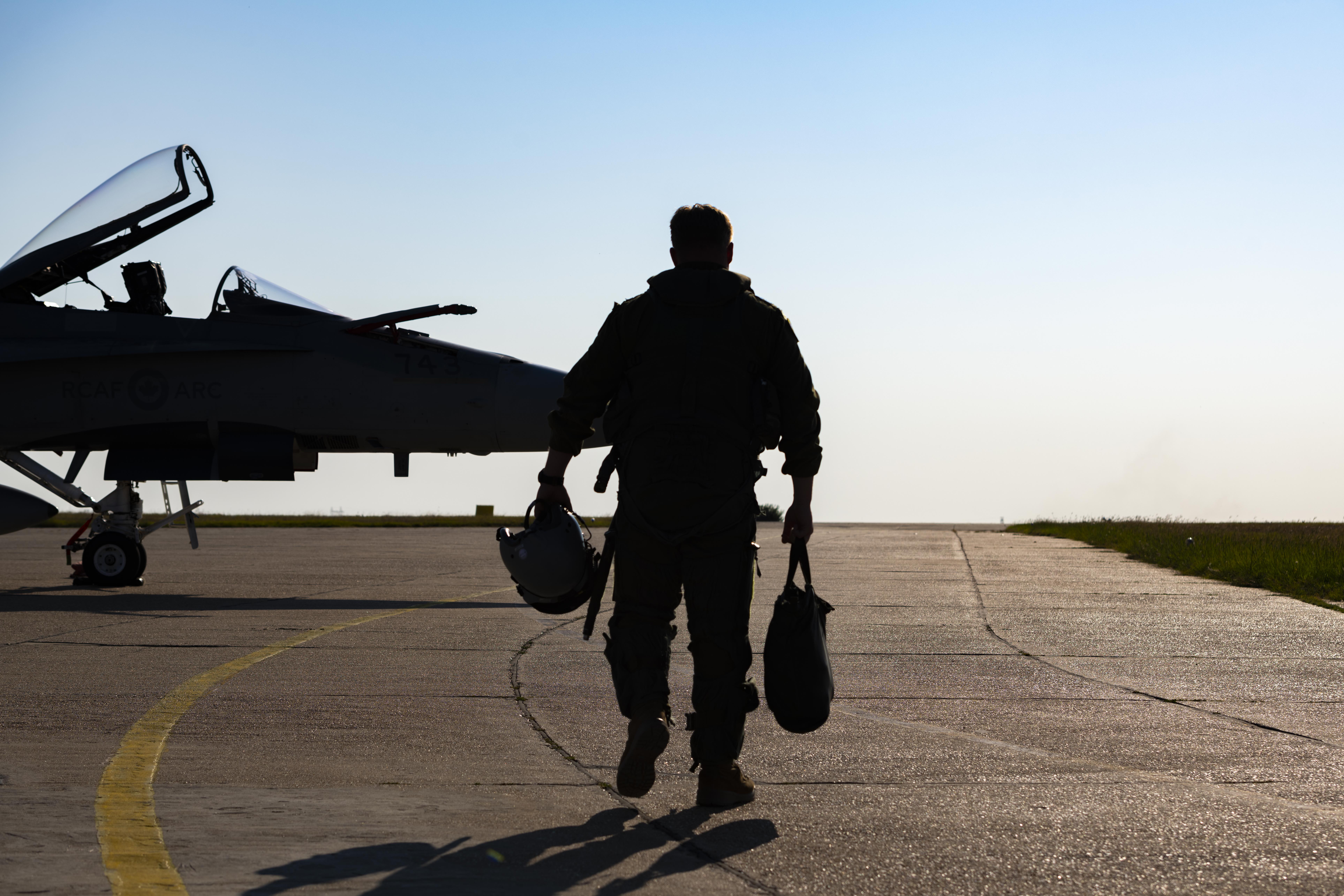 Photo d'un pilote marchant vers un avion